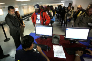 Otros 170 haitianos se embarcaron en un avión FACH de regreso a Puerto Príncipe