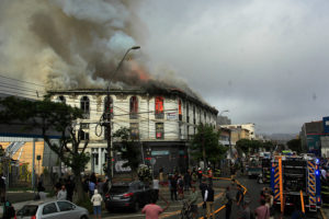 Riesgo de derrumbe: incendio arrasó con tradicional inmueble en centro de Valparaíso