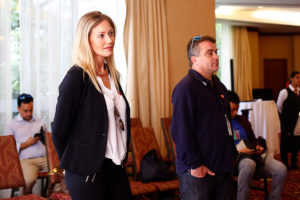 “Me estay hueando…”: Marcela Vacarezza se lanza contra troll que comparó la polera de Boric con Camila Flores