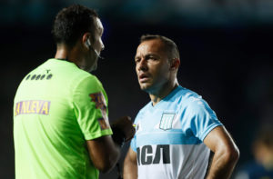 Marcelo Díaz volvió a jugar en derrota de Racing y dejó atrás su lesión