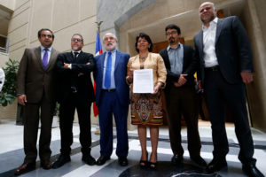 Senadores de oposición denuncian 