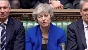 Theresa May sale airosa de moción de censura tras derrota por acuerdo del brexit