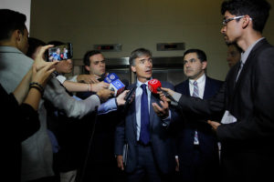 Valente explicó veto a industriales por la jibia, pero no convenció: vienen 1.500 a La Moneda