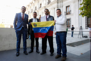 Venezolanos en Chile entregan carta en La Moneda rechazando gobierno de Maduro