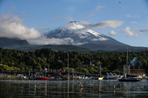 SHOA instaló estación de monitoreo en lago Villarrica por posible actividad del volcán