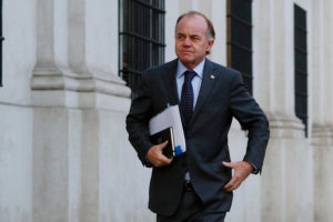 Ministro Walker anuncia convenio con UC para abordar tema social del mundo rural