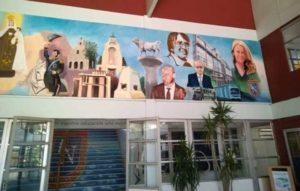 Egresados del Liceo Nacional de Maipú rechazan inclusión de Cathy Barriga en mural: 