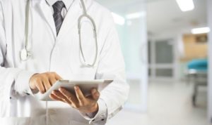 Gobierno rebaja remuneraciones por reemplazos a profesionales de la salud pública