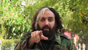 Músico y metalero: el perfil del hombre que le entregó la polera de Jaime Guzmán a Boric