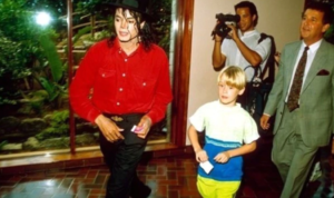 Macaulay Culkin habla de su su extraña relación con Michael Jackson a 10 años de su muerte