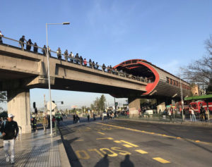 FOTOS + VIDEOS | Estaciones del Metro de Santiago tuvieron que ser evacuadas por problema técnico