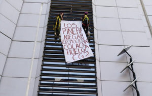 FOTOS + VIDEOS | Trabajadoras de call center realizan peligrosa protestan escalando la torre Telefónica