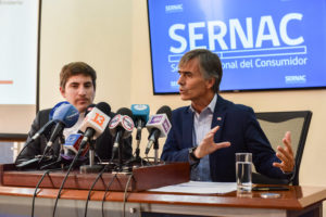 Sernac detectó diferencias del 200% en prendas escolares y llama a cotizar