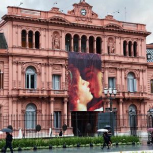 Críticas a Macri por celebrar el día del amor con postal de Romeo y Julieta en la Casa Rosada