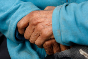 Adultos mayores registran deuda impaga en promedio 5 veces mayor a su pensión básica