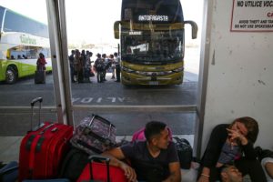 Cerca de tres mil personas abandonan Arica tras reapertura de Ruta 5 Norte