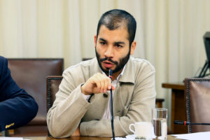 Diputado Garín analiza llevar caso de playa concesionada de Piñera en Lago Caburgua a Contraloría