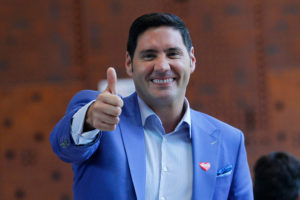 Pancho Saavedra ofrece vacaciones a las Torres del Paine a mujeres echadas del lago Ranco