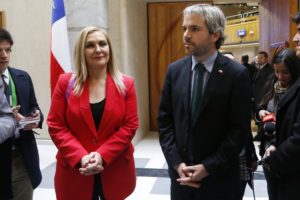 Ministro Blumel habla de “la Pamela Jiles” y la diputada lo increpa en el acto: “Refiérase a mí como lo hace con cualquier colega varón”