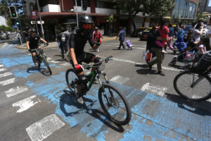 Estudio detecta que 84% de los ciclistas usa casco y un 32% audífonos mientras conduce