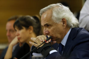 Acusación constitucional contra Chadwick pierde fuerza: aplazan informe y 