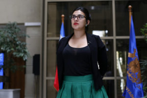 Santelices asegura que cifra de VIH subió por extranjeros y Karol Cariola se le fue encima en Twitter