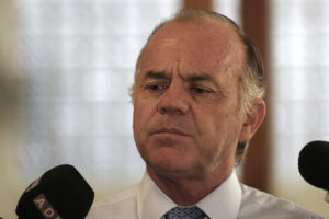 Ministro Walker se desmarca de Ubilla por vincular incendios con causa mapuche