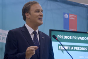 Ministro Ward reconoce que Piñera tramitó decreto para tener su playa concesionada en Caburgua mientras era Presidente