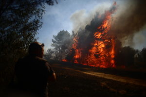 Declaran alerta roja en Paredones por incendio cercano a viviendas