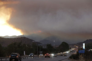 Onemi declara alerta roja en Pudahuel y Curacaví por incendio en Ruta 68
