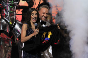 FOTOS | Tres imágenes que muestran la polera con consigna sobre Venezuela que se pasaron los animadores de Viña y Yandel