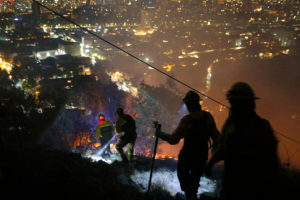 Intendencia decreta Alerta Roja por incendio en cerro San Cristóbal