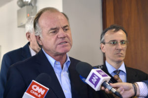 Ministro Walker también anuncia querella por intencionalidad de incendio en San Cristóbal