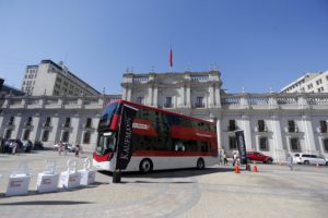Tipo Londres: bus de dos pisos estará a prueba por un mes en el Transantiago