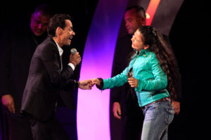 Fanática se sube al escenario y logra bailar con Marc Anthony en plena Quinta Vergara
