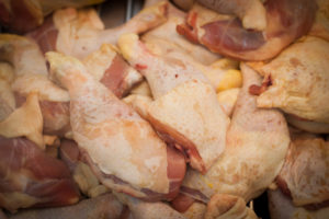 Cencosud y SMU alegan inocencia tras ser multadas por colusión de los pollos