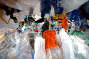 Adiós a las bolsas plásticas en todo Chile: prohibición comienza este domingo