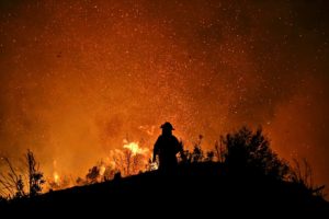 Anuncian pensión de gracia para madre de bombero fallecido