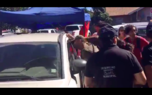 VIDEO | “¡Mi auto no lo rompan!”: increíble reacción de mujer mientras Carabineros intentaba rescatar a su perro encerrado