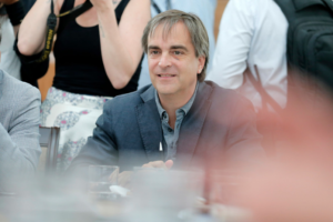 Luciano Cruz-Coke llegó a La Moneda con el ojo en tinta y la explicación sorprendió a todos