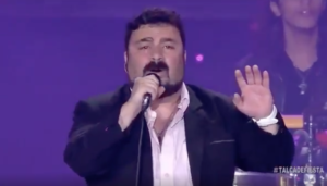 VIDEO | Vocalista de Amar Azul se puso a leer carteles en el Festival de Talca hasta que salió el típico chileno