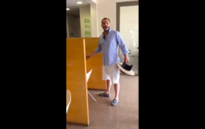 VIDEO | Abogado que insultó a trabajadores de supermercado publica respuesta en Facebook y se le fueron encima con todo