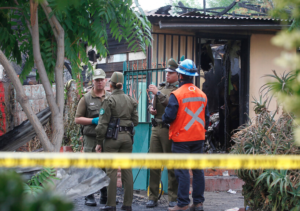 Dos muertos y cinco casas afectadas deja violento incendio en Renca