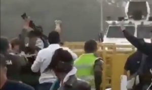 VIDEOS | Venezuela: Tanquetas con guardias nacionales desertores rompen barreras en puente