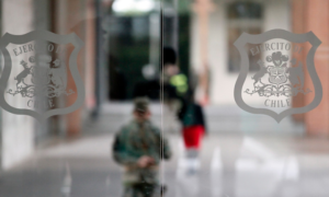 Decreto de 1998 permitía a ex comandantes en jefe tener auto, chofer y mayordomo