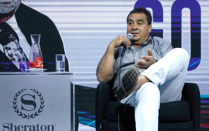 Mediaguas para haitianos, feminismo extremo y pelea con periodista: la tensa conferencia de Dino Gordillo en Viña 2019