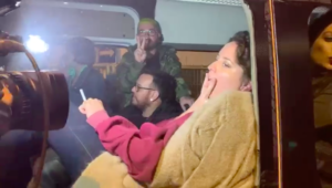 VIDEO | Equipo de Jani Dueñas dedicó obscenos gestos a la prensa a la salida de la Quinta Vergara