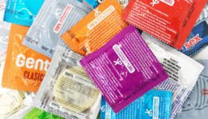 Municipalidad de Valparaíso instala dispensador de condones en terminal de buses