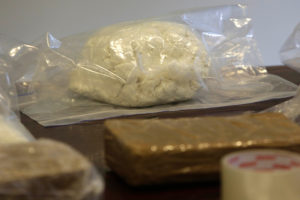 Condenan a seis narcotraficantes que enviaban droga en camas por encomienda