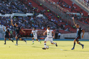 VIDEO | Hinchas de la U golpean a barra de Melgar en el Estadio Nacional